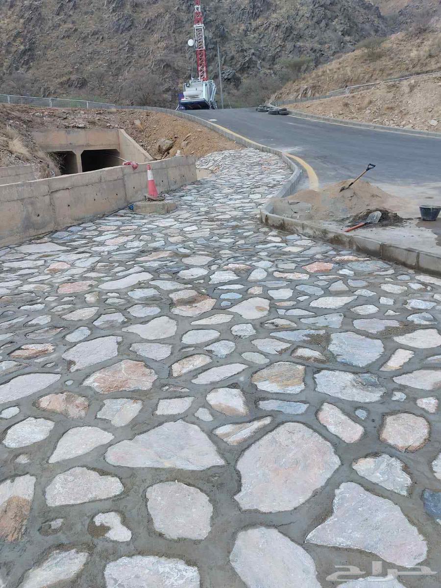 بكلين لقص ألاراضي وتكسيرالصخور.وبناءالحجر64228274835330113