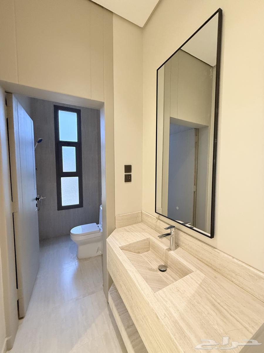 للبيع شقه علويه بسطح خاص بالقرب من نادي ضمك بسعر470الف64228628983171113