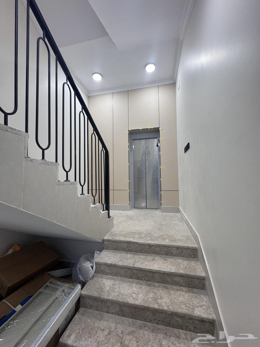 للبيع شقه علويه مع ملحق وسطح موقع متميز حى الحسام64225443213186113