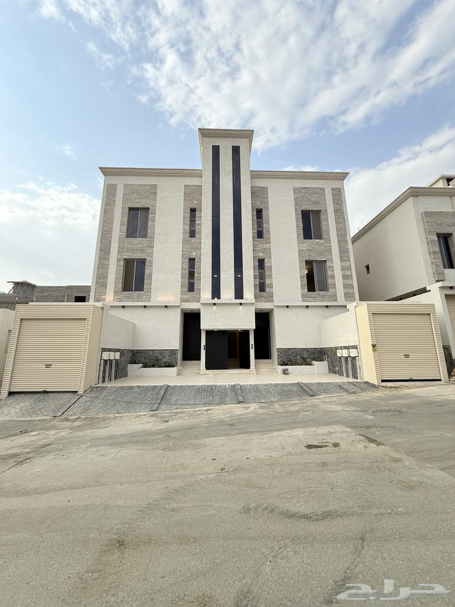 للبيع شقه علويه بسطح خاص بالقرب من نادي ضمك بسعر470الف64228628983171110