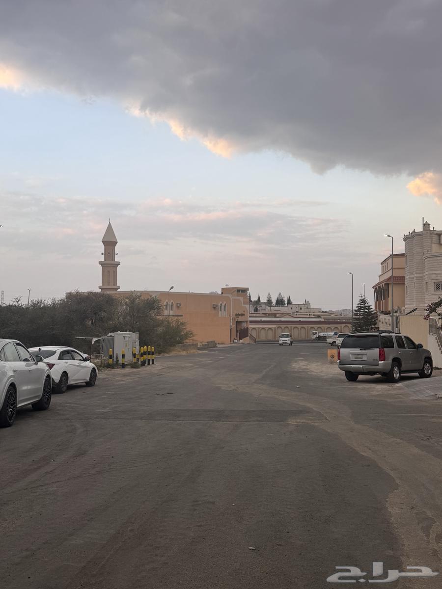 للبيع شقه علويه مع ملحق وسطح موقع متميز حى الحسام64225443213186112