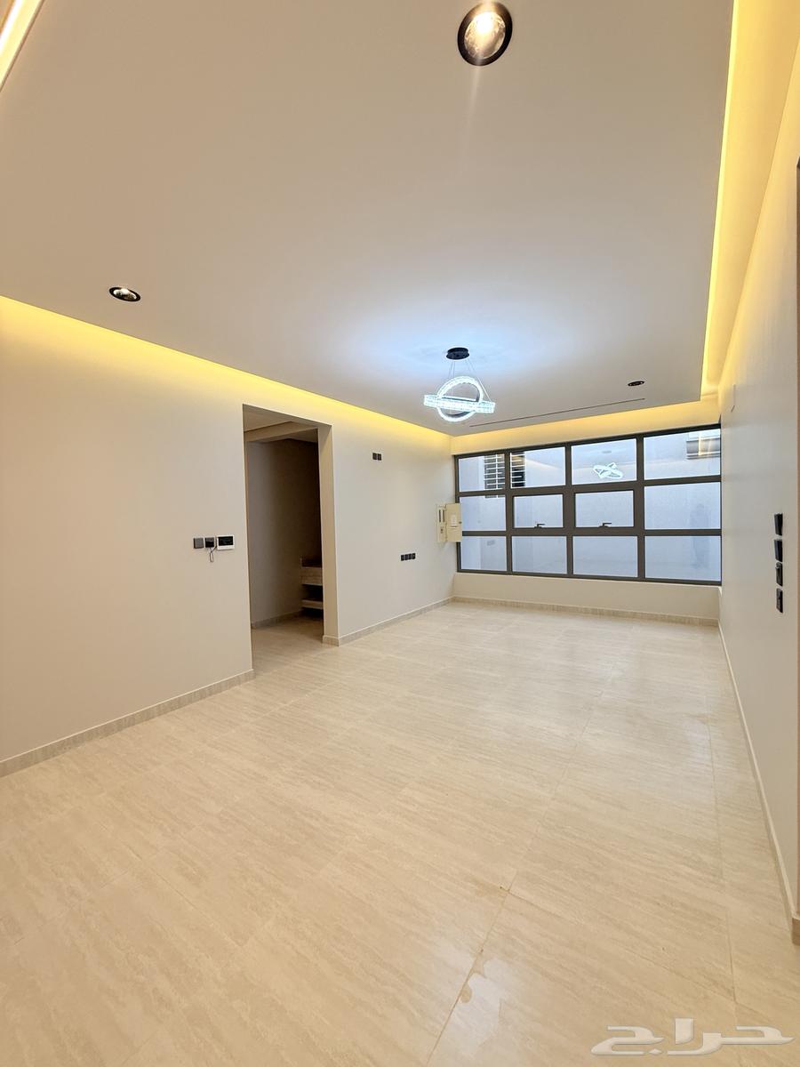 للبيع شقه علويه بسطح خاص بالقرب من نادي ضمك بسعر470الف64228628983171111