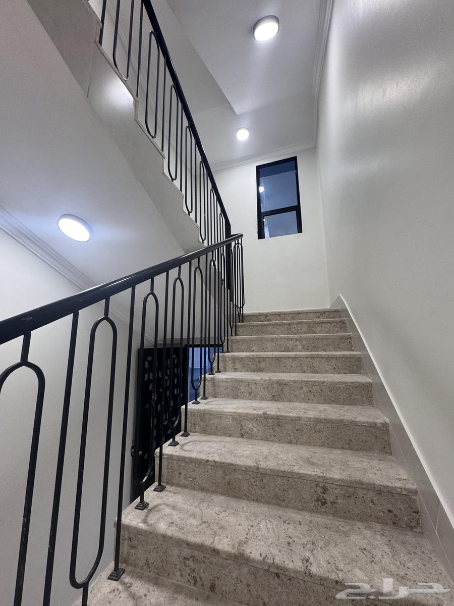 للبيع شقه علويه مع ملحق وسطح موقع متميز حى الحسام64225443213186114