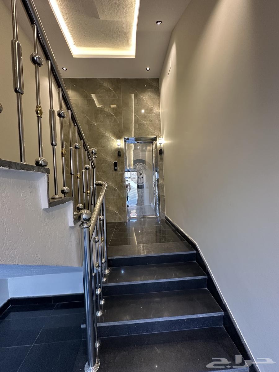 للبيع شقق علويه6غرف بمصعد وسطح خاص قرب الخدمات500الف64239751981057110