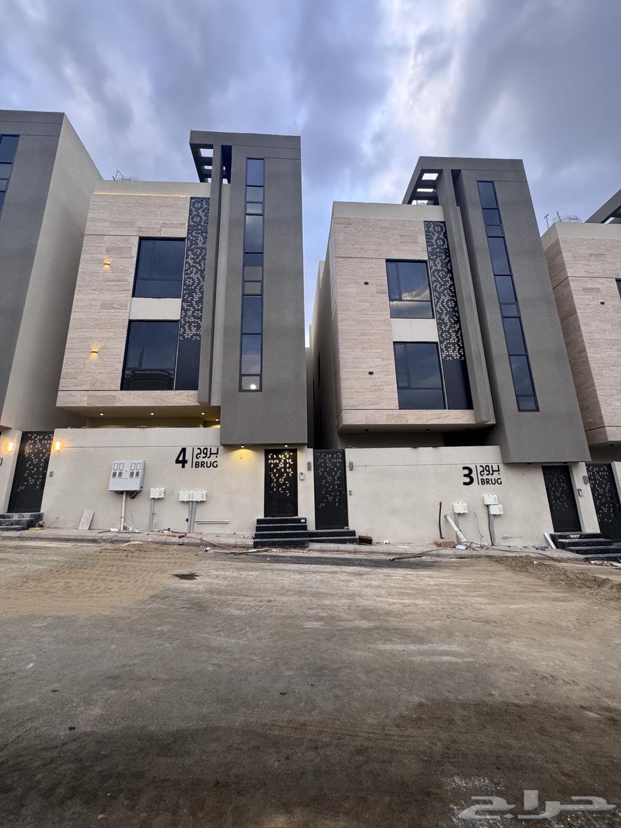 للبيع شقه علويه مع ملحق وسطح موقع متميز حى الحسام64225443213186111