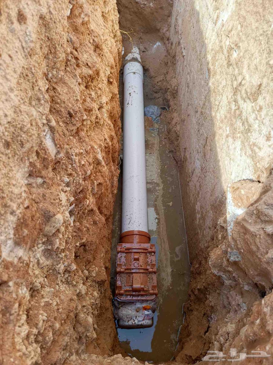 Plumber for sewage drainage, pipe connection, installation of German-style manholes64228465426050111