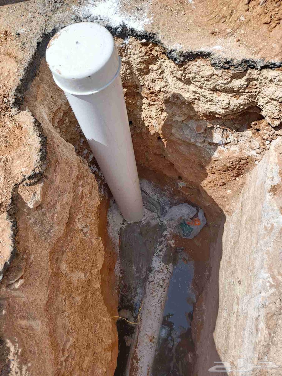 Plumber for sewage drainage, pipe connection, installation of German-style manholes64228465426050113