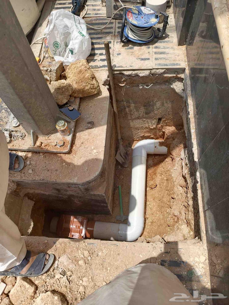 Plumber for sewage drainage, pipe connection, installation of German-style manholes64228465426050114