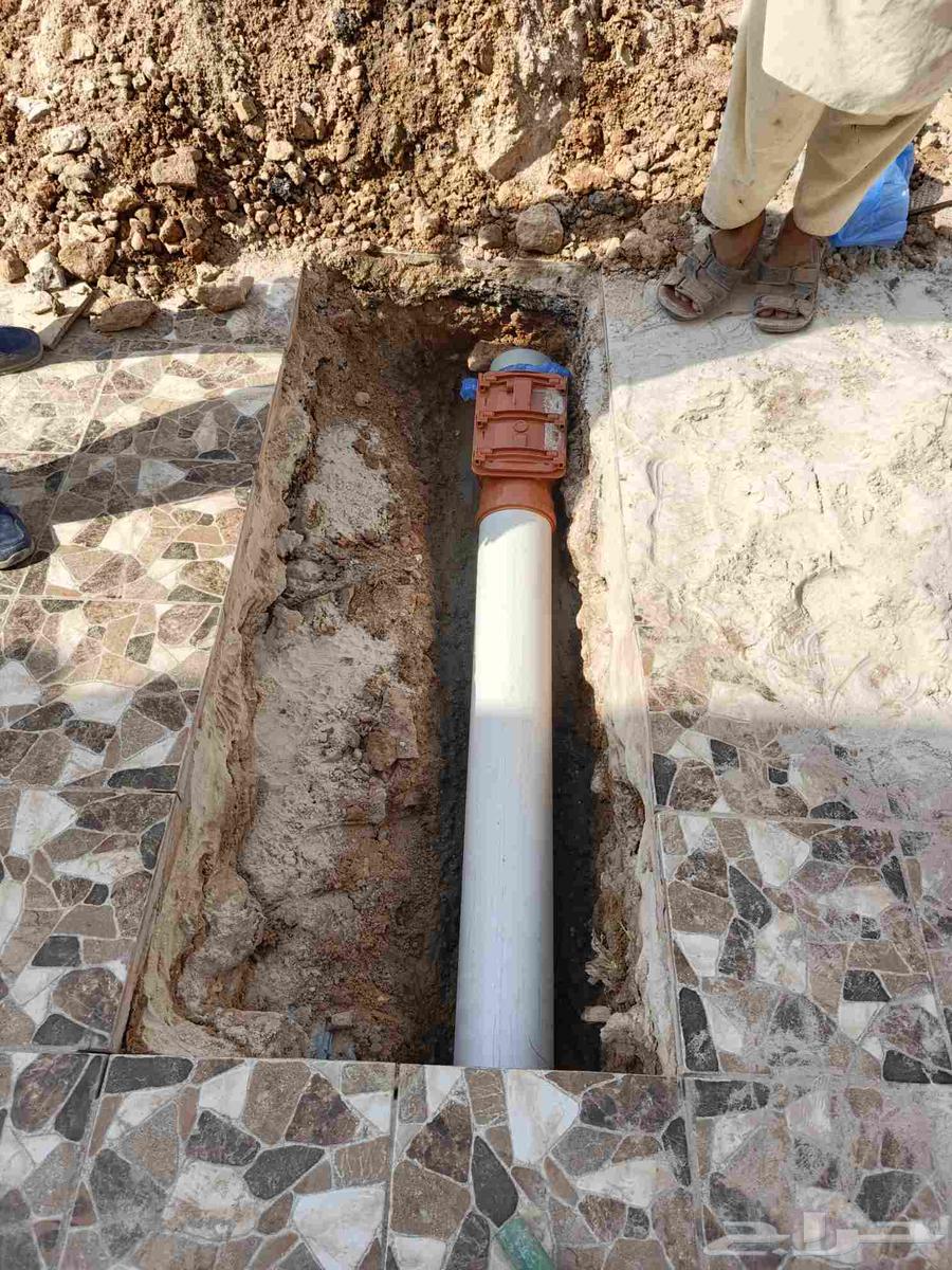 Plumber for sewage drainage, pipe connection, installation of German-style manholes64228465426050112