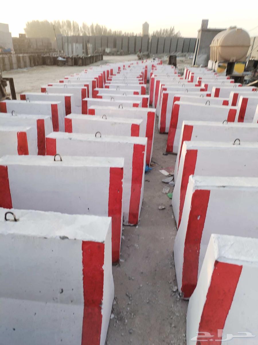 حواجز خرسانة نيوجرسي مناهيل قواعد انارة مصدات سيارات انترلو64229016477441112