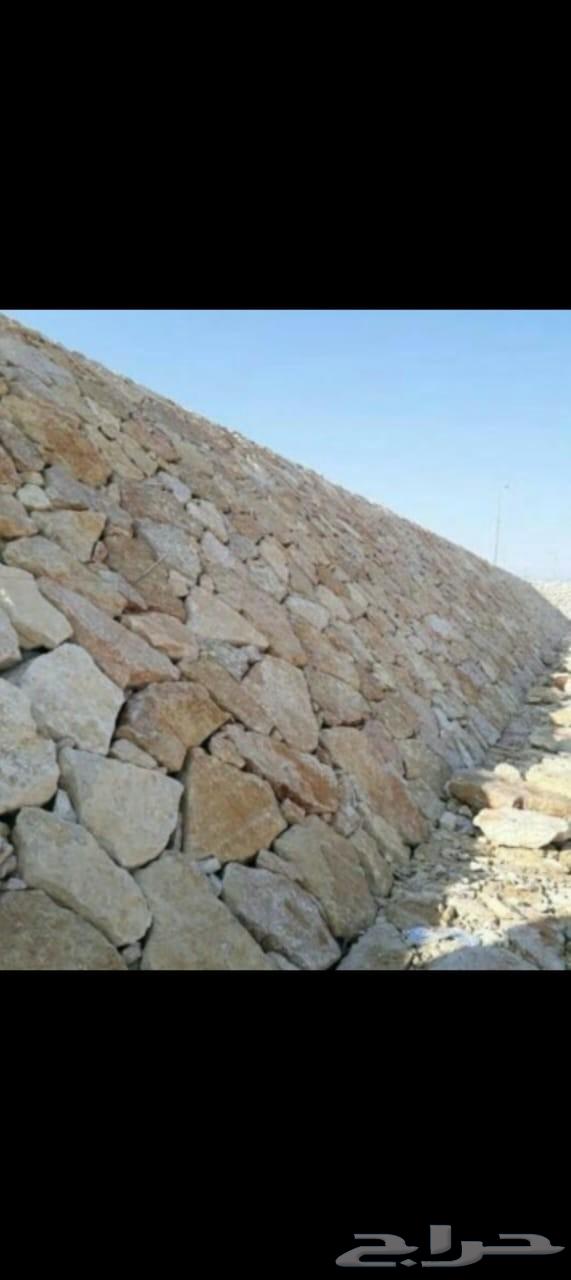 بكلين لقص ألاراضي وتكسيرالصخور.وبناءالحجر64228274835330112