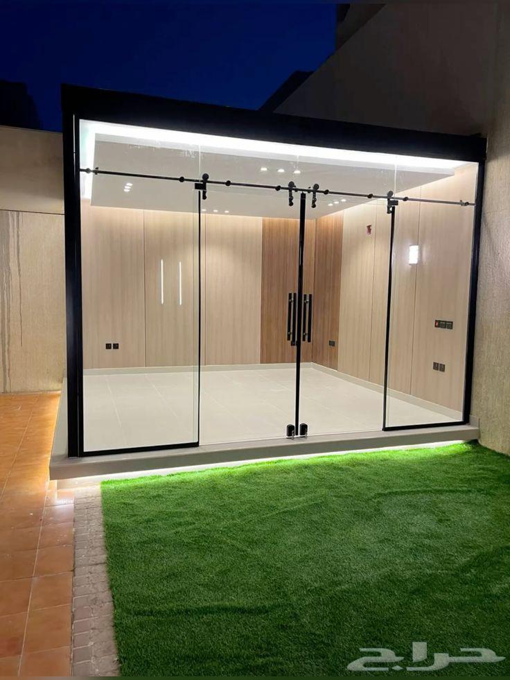 Installation of external glass rooms64229382754817112