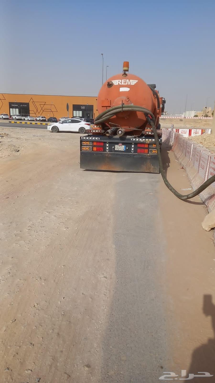 Suction and cleaning of sewers, unclogging sewage systems, and pumping out restaurant waste and64228464665857111