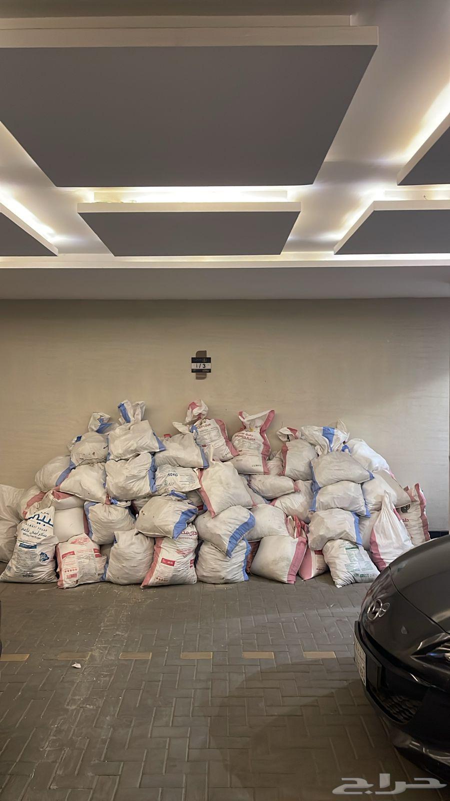 Dina tipping truck for transporting waste and debris with workers and without workers in Jeddah64239969823107111