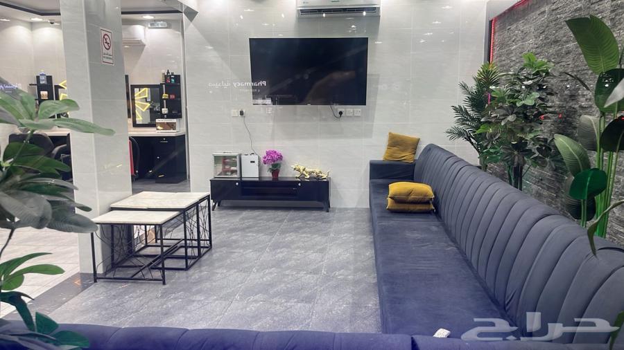 حلاق للتقبيل على شارع عام مميز64228815821953114