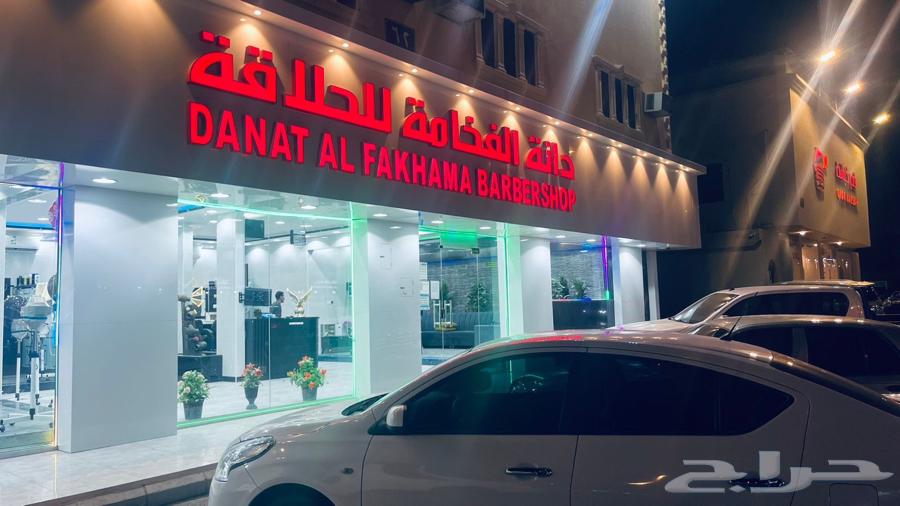 حلاق للتقبيل على شارع عام مميز64228815821953110