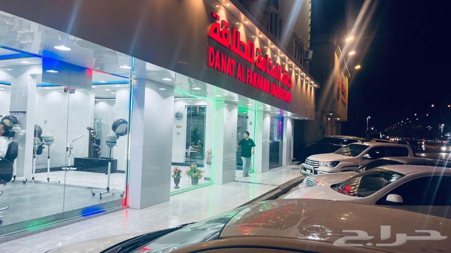 حلاق للتقبيل على شارع عام مميز64228815821953111