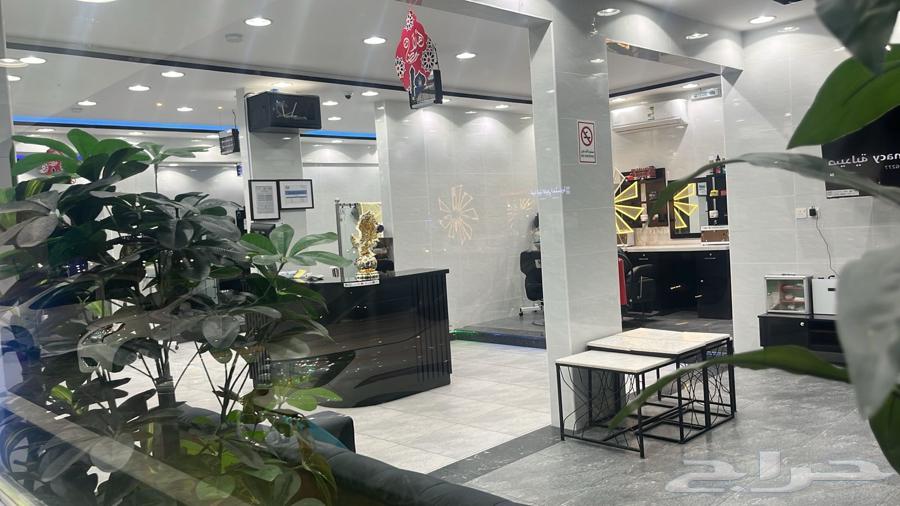 حلاق للتقبيل على شارع عام مميز64228815821953113