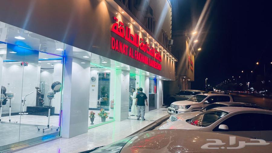 حلاق للتقبيل على شارع عام مميز64228815821953112