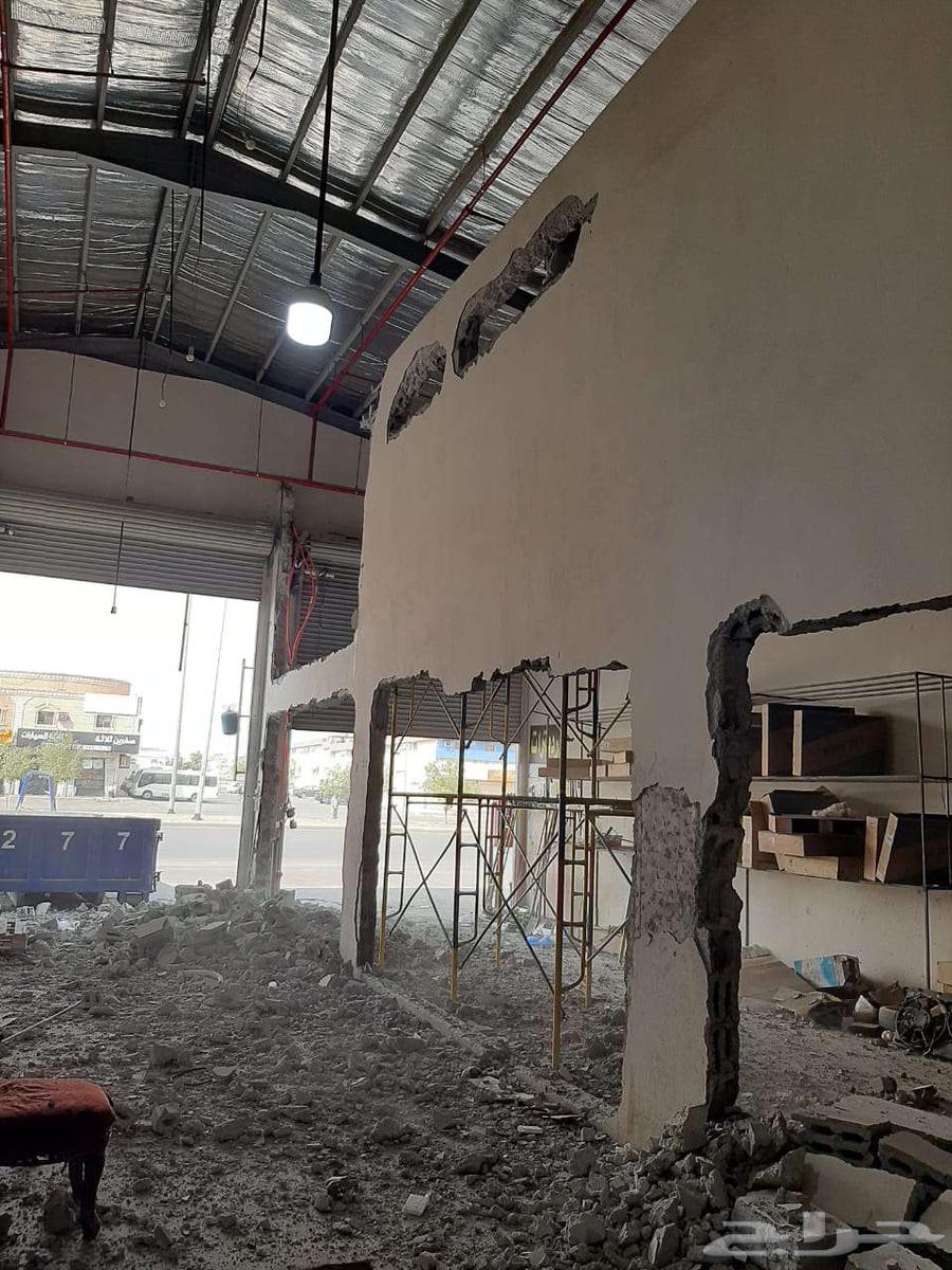 I am a building technician specializing in tile breaking, plastering, ceramic repair, and tile replacement.64229384293506112