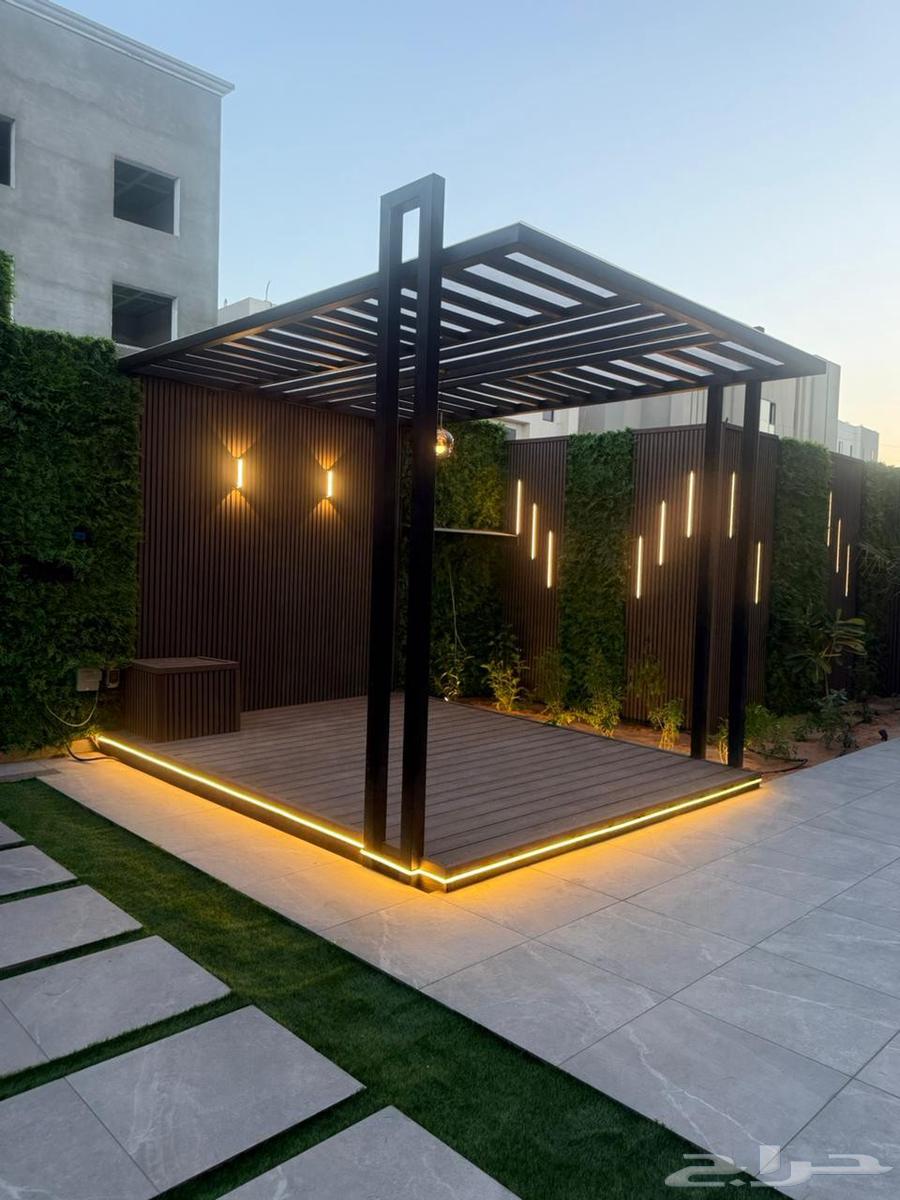 مظلة حديد مجلفن واستيدج مرتفع مع تكسيات خشبية وعشب جداري64228825337985111