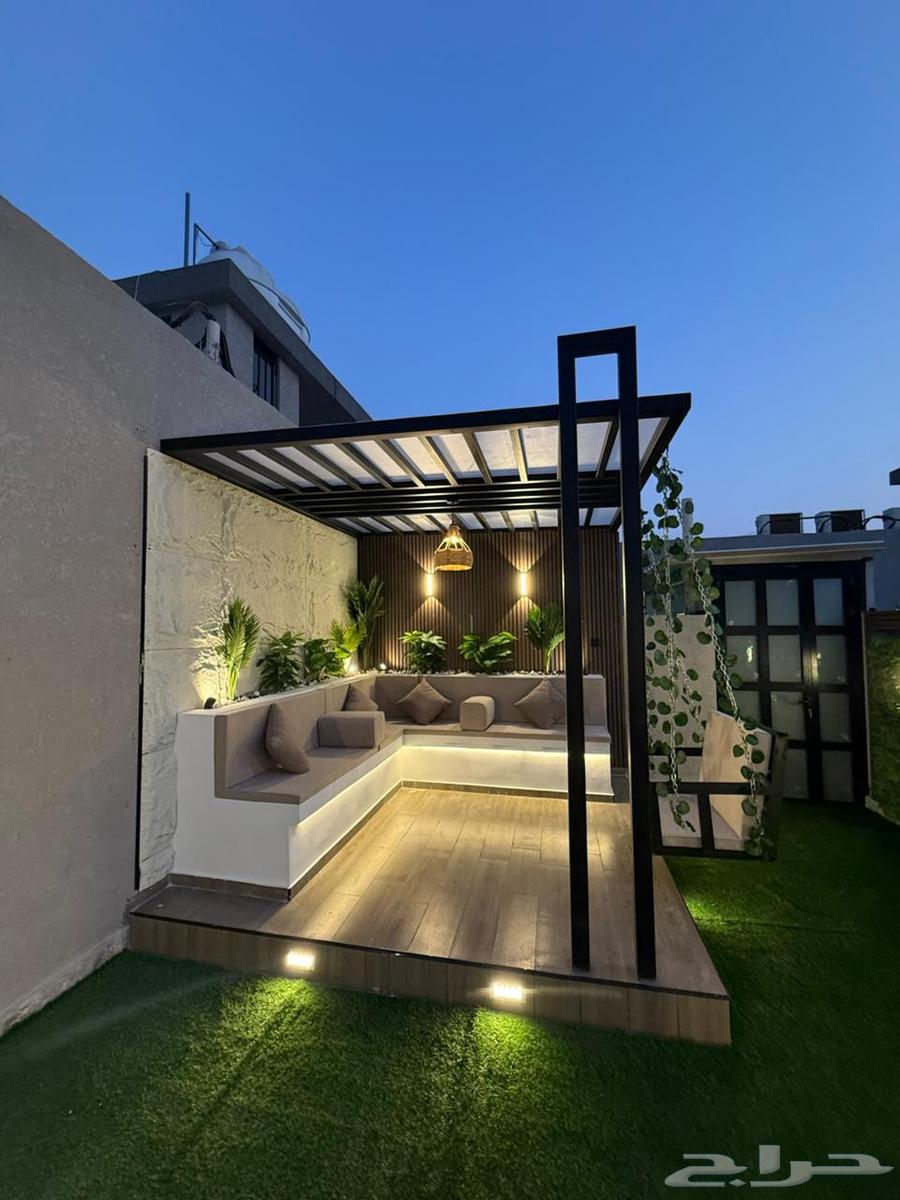 مظلة حديد مجلفن واستيدج مرتفع مع تكسيات خشبية وعشب جداري64228825337985113