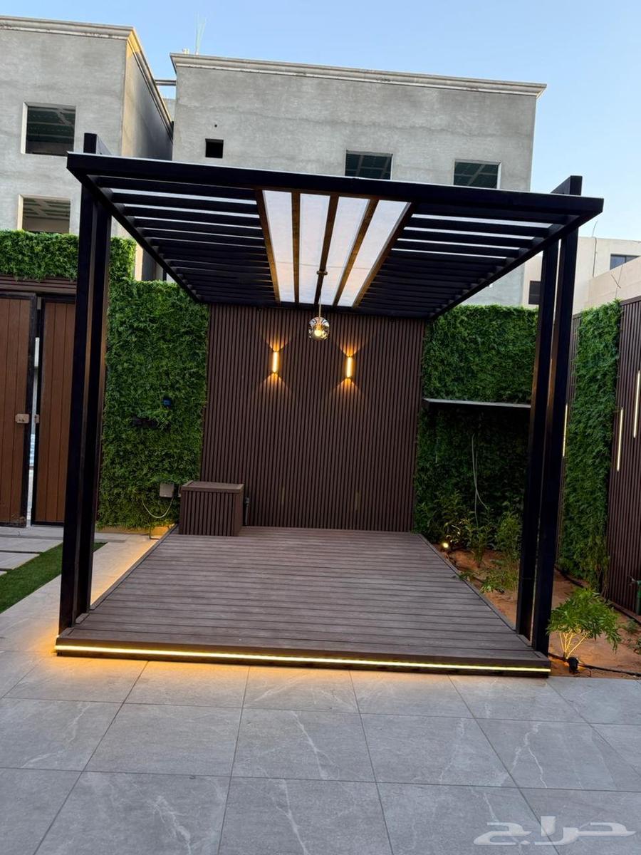 مظلة حديد مجلفن واستيدج مرتفع مع تكسيات خشبية وعشب جداري64228825337985110