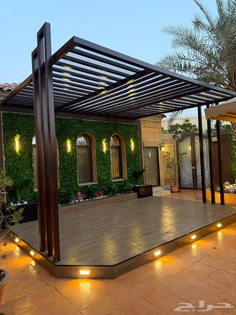 مظلة حديد مجلفن واستيدج مرتفع مع تكسيات خشبية وعشب جداري64228825337985112