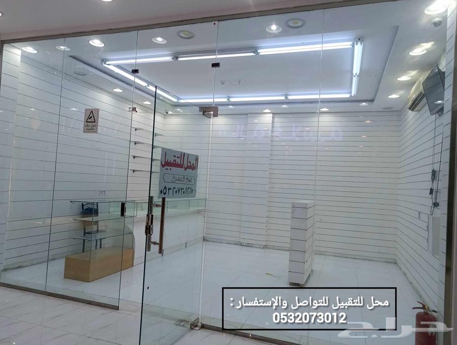 ديكورات محل للبيع كامله الواح خشبية وطاولات تنفع لأي نشاط64675868191618110