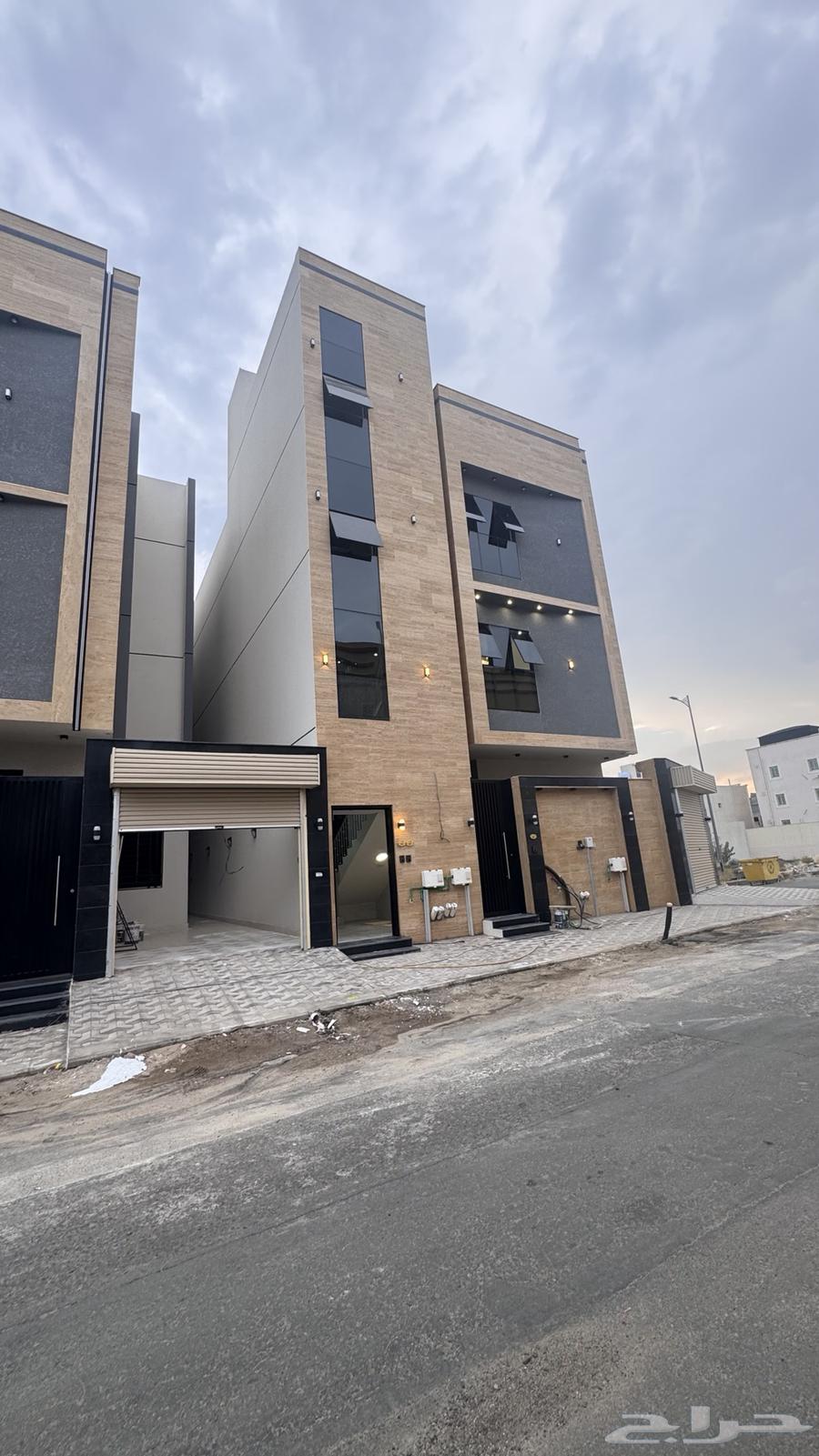 للبيع شقه دور اول مع سطح 6 غرف من 500 الف طريق ابها الخميس64240290583938111