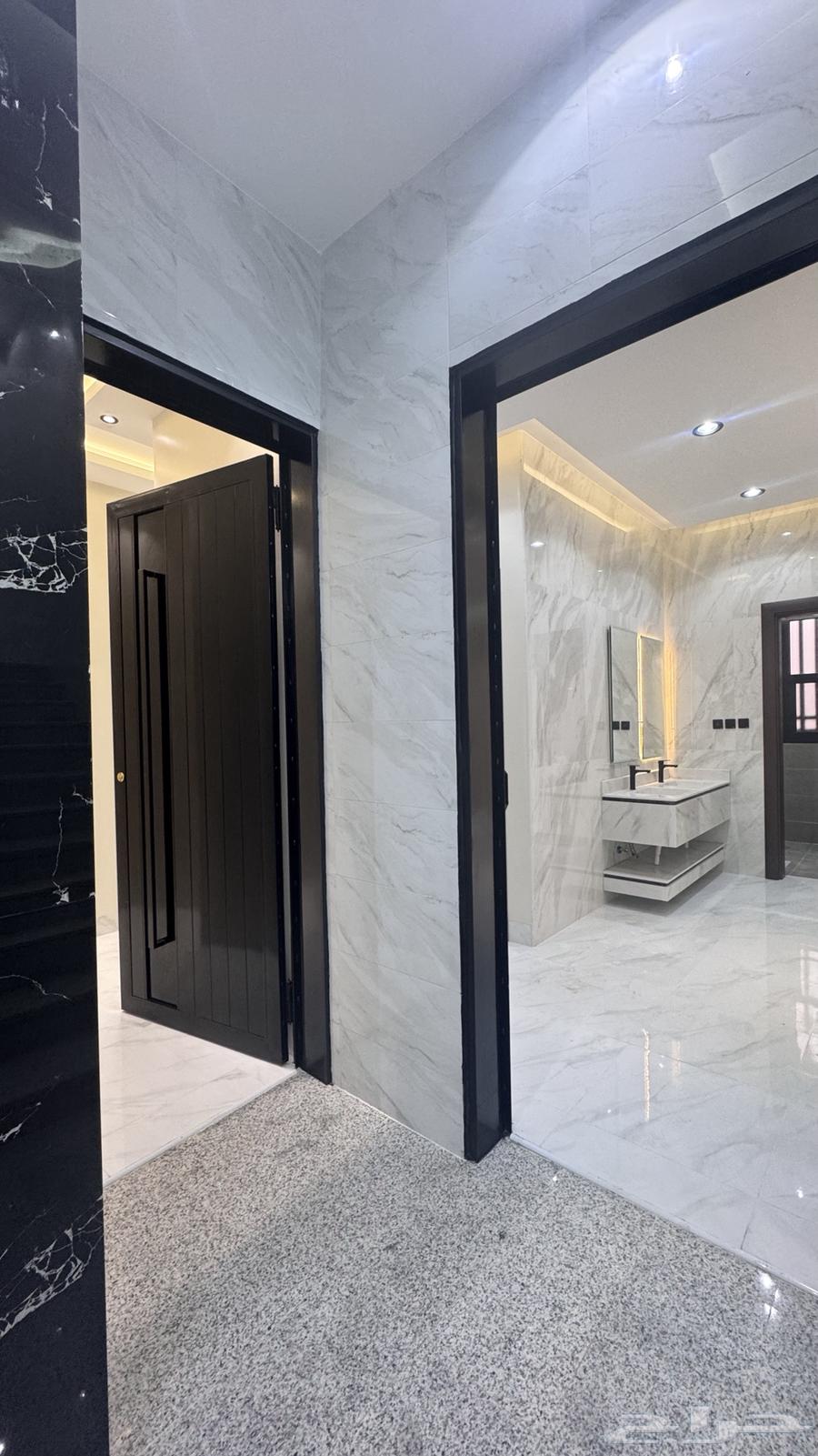 للبيع شقه دور اول مع سطح 6 غرف من 500 الف طريق ابها الخميس64240290583938114