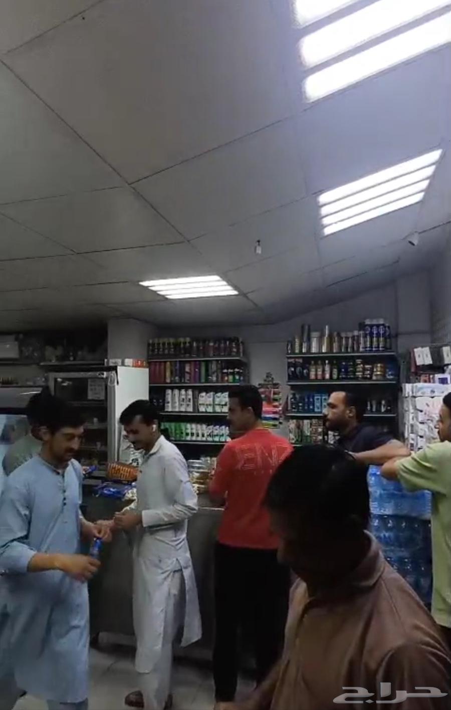 بقالة للتقبيل في منطقة حيوية64240617147267112