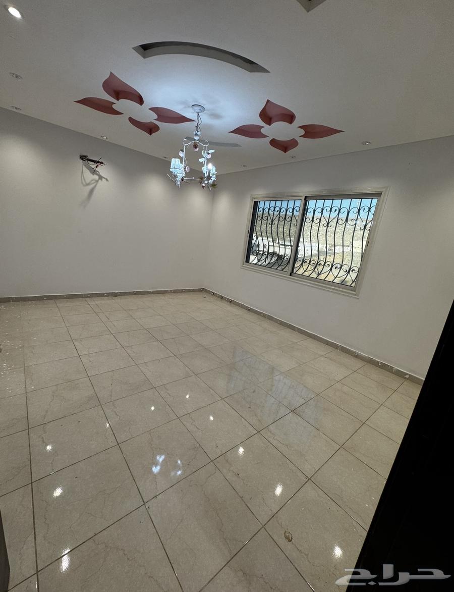 شقة 3 غرف وحمامين ومطبخ وصالة للايجار64240290901505112