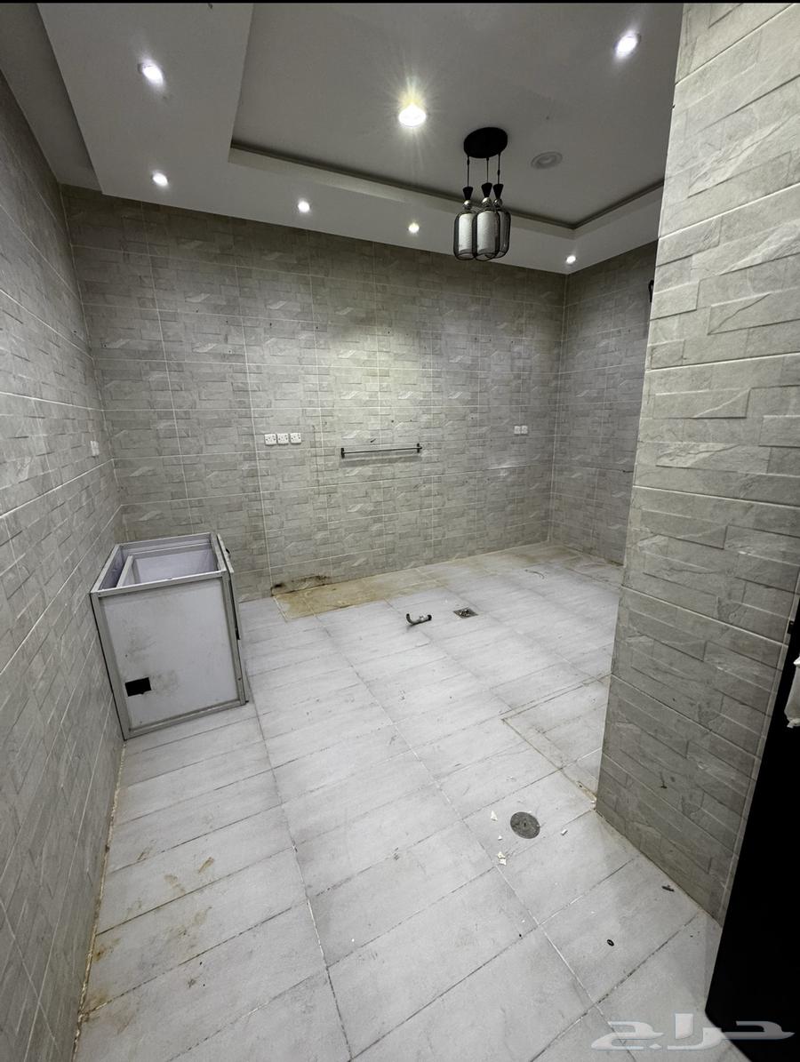 شقة 3 غرف وحمامين ومطبخ وصالة للايجار64240290901505110