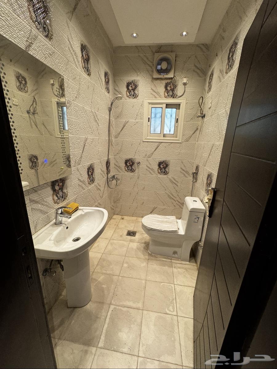 شقة 3 غرف وحمامين ومطبخ وصالة للايجار64240290901505111