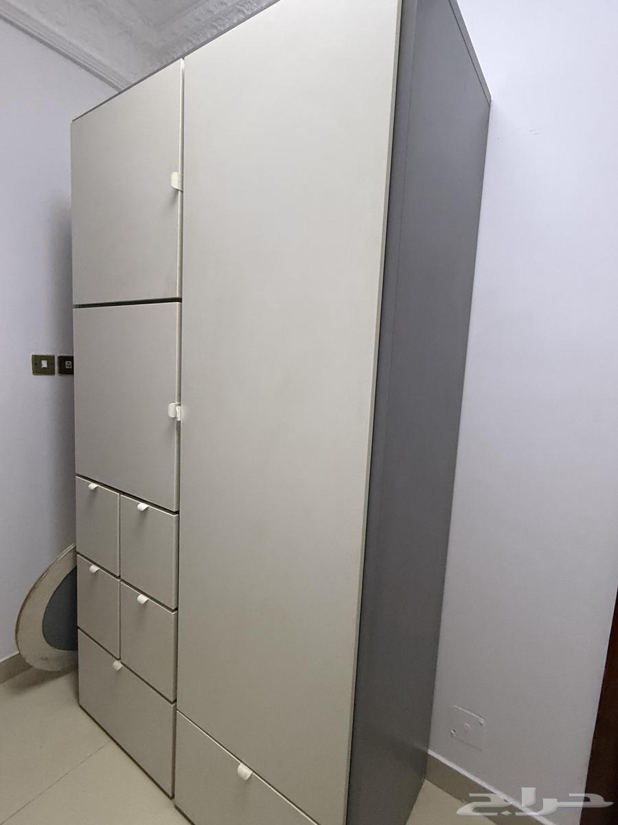 دولاب ملابس نظيف وخالي من العيوب من ايكيا64241317383298111