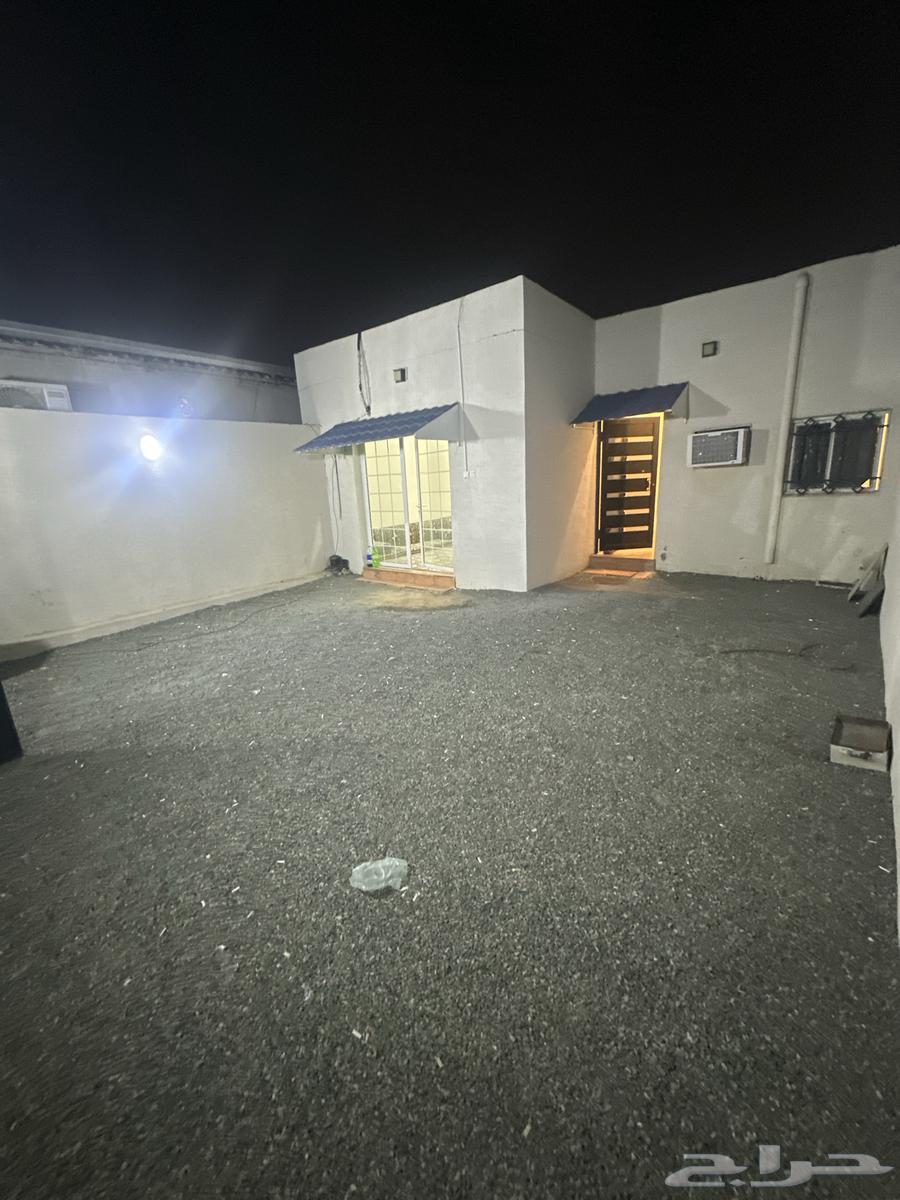 استراحه مكونه في غرفتين نوم ومجلس ودورة ميااه في مثمله خلف64240617251329112