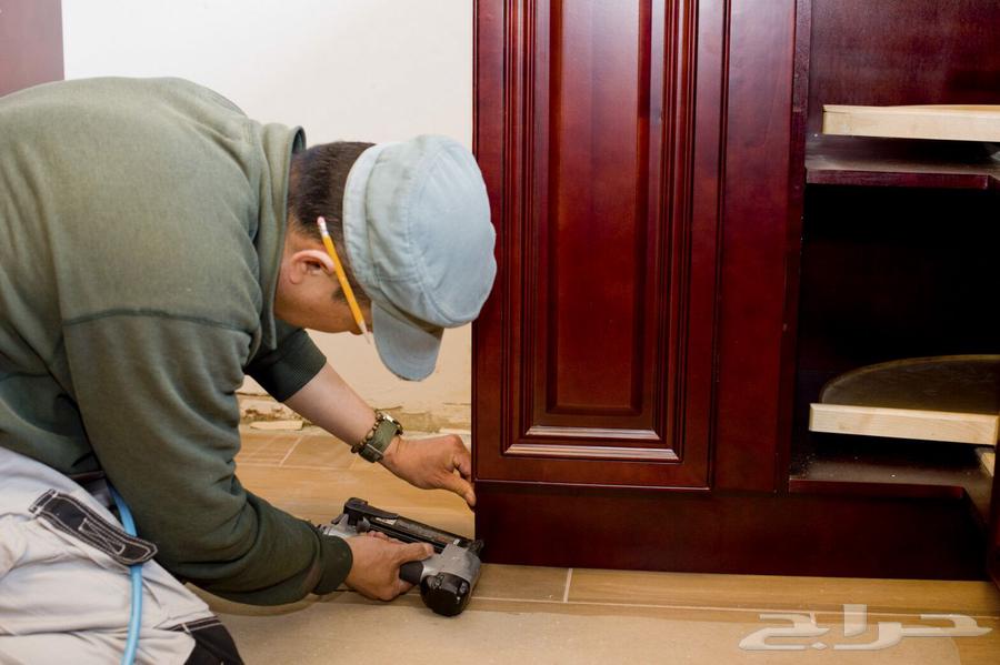 Carpenter for furniture disassembly and assembly64241845680386110