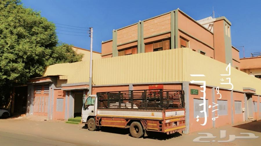 للبيع فيلا و شقتين منفصله بحي العزيزيه ب 32564244823968897110