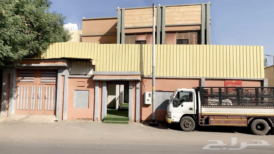 للبيع فيلا و شقتين منفصله بحي العزيزيه ب 32564244823968897111