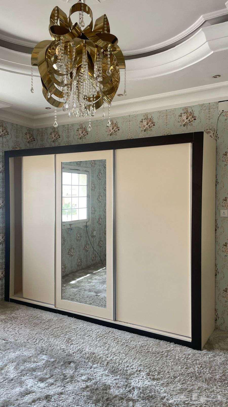 Carpenter for disassembling and assembling rooms64240626360193111