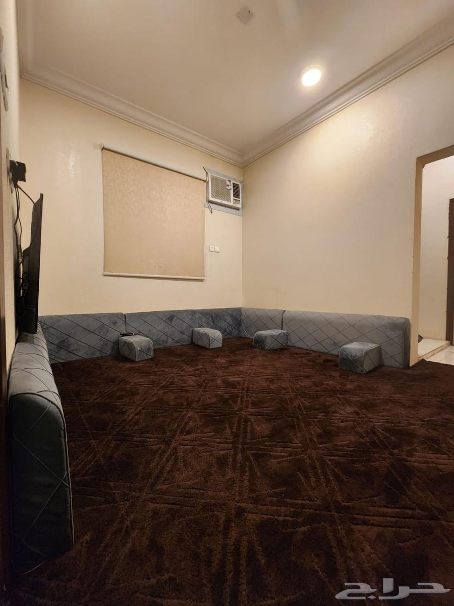 شقق عزاب مقابل البوابه الثانيه للمدينه العسكرية احد رفيده64239957781121112