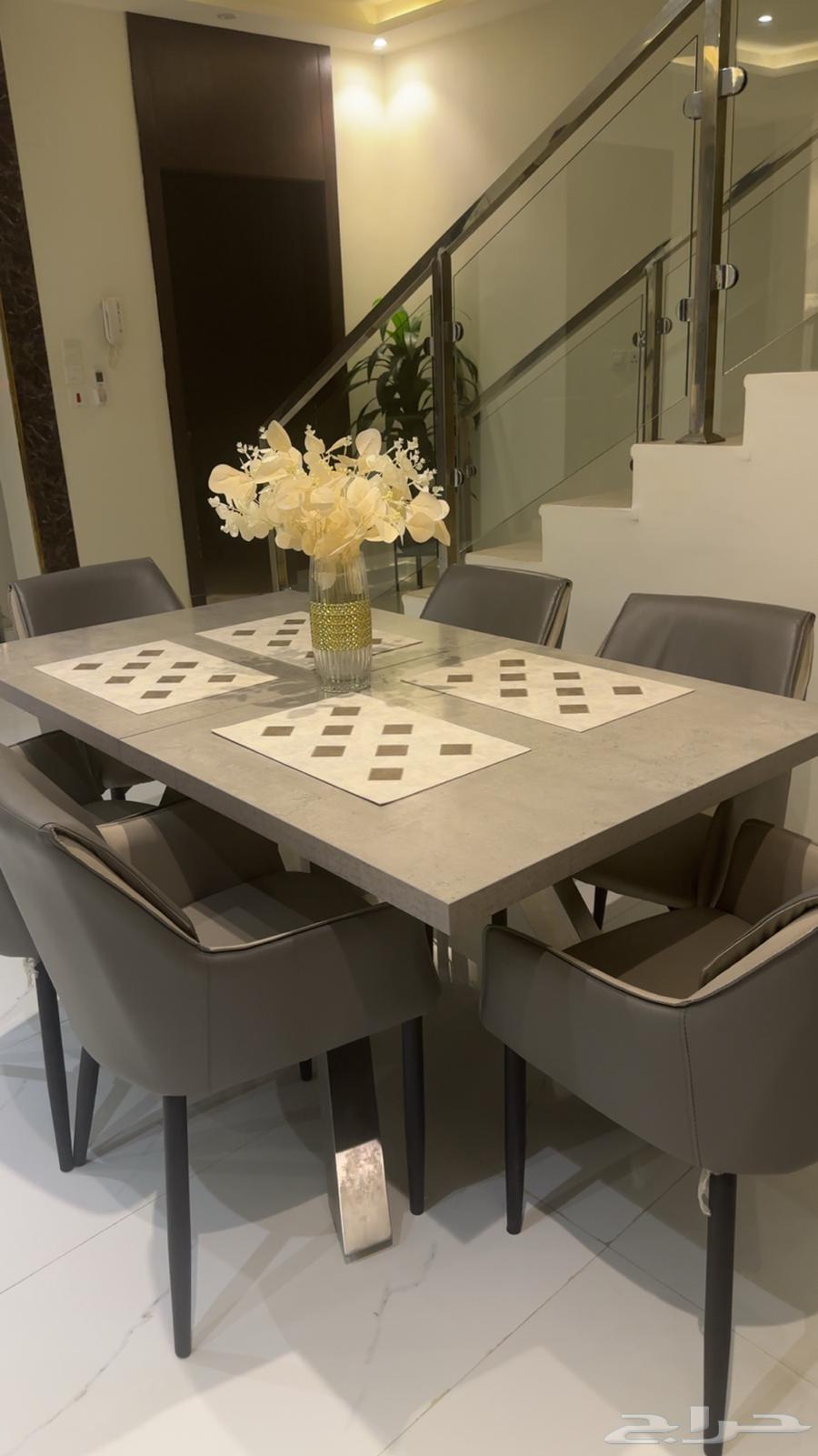 طاولة طعام من ثمان كراسي جديده وتنفك من الوسط64245001909763110