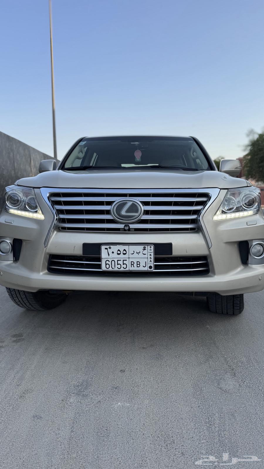 سيارة فخامة مع سائقها للتأجير اليومي64254155383171113