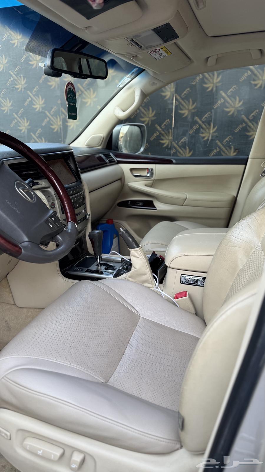 سيارة فخامة مع سائقها للتأجير اليومي64254155383171111