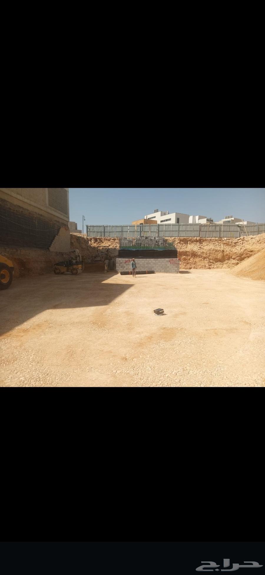 يوجد لدينا معدات بوكلينات حفر ترحيل هدم مباني ويوجد لدينا مع64245000566913110