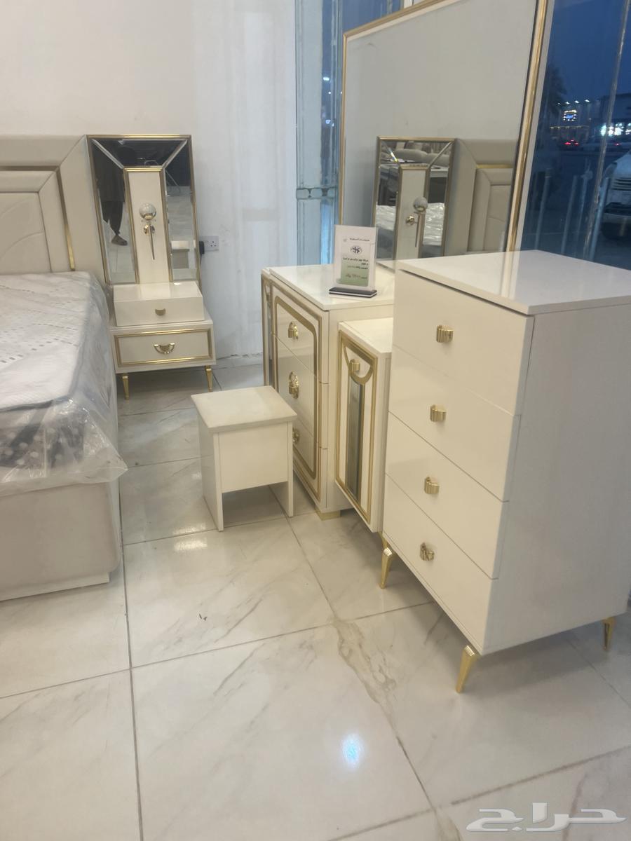 Bedroom carpenter for assembling bedroom and wardrobe, disassembling and assembling painted doors64245000421123112