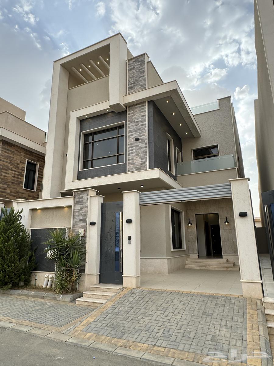 للبيع فلة مع مشب تصميم حديث موقع مميز64249713472130110