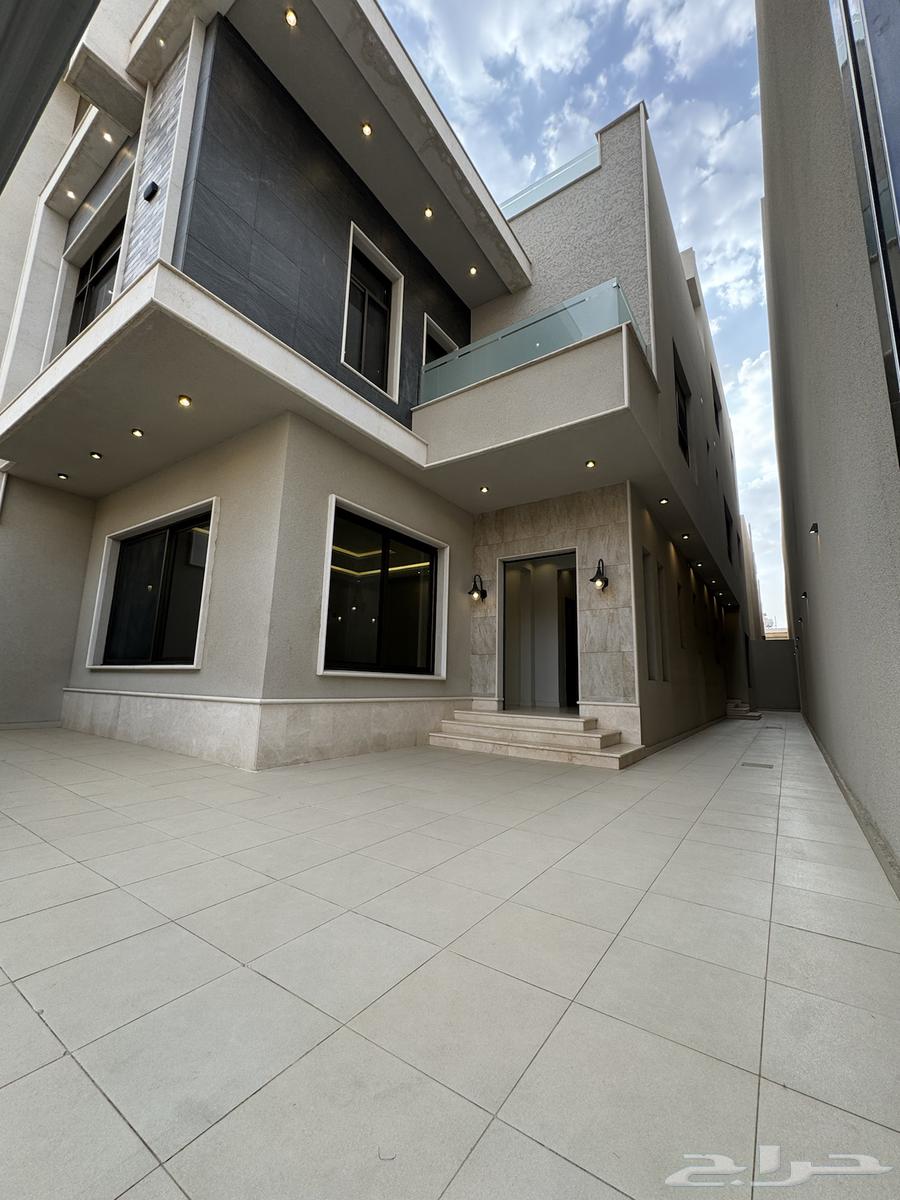 للبيع فلة مع مشب تصميم حديث موقع مميز64249713472130112