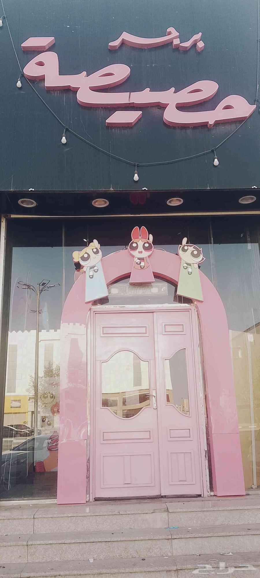 Prominent letters and store signs64254153617410112